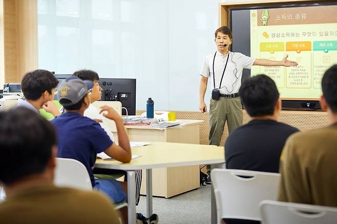 지난 2일 실시한 KB스타 경제교실에서 KB금융공익재단 전문강사가 학생들을 대상으로 경제교육 강의를 진행하고 있다.<사진=KB증권>