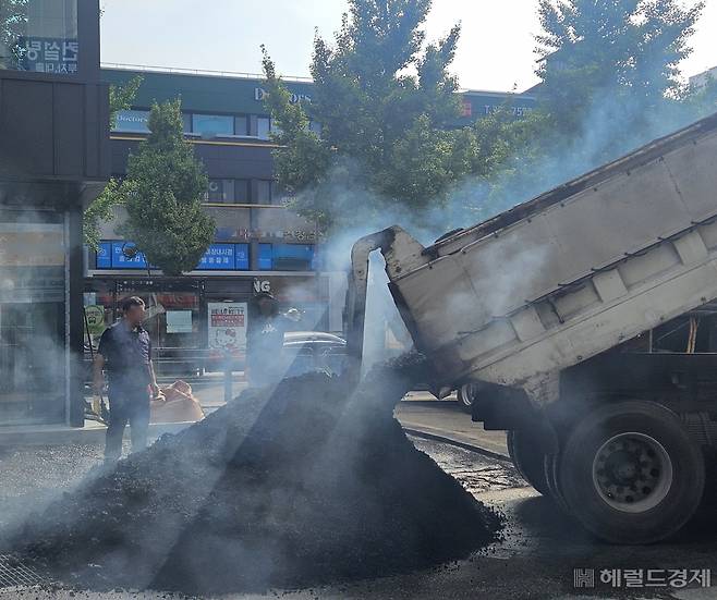 16일 오전 서울 은평구에 있는 한 상가 건물 공사 현장에서 건설 근로자들이 아스팔트 작업에 한창이다. 이용경 기자