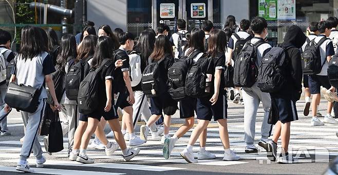 [수원=뉴시스] 김종택 기자 = 경기도내 초 ·중 ·고등학교가 개학한 19일 경기도 수원시 영통구 망포동에서 학생들이 등교를 하고 있다. 2024.08.19. jtk@newsis.com