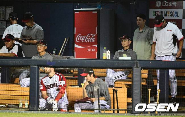 [OSEN=잠실, 지형준 기자] 프로야구&nbsp;KIA가&nbsp;LG 상대로 스윕에 성공하며 4연승을 이어갔다.&nbsp;KIA는&nbsp;18일 서울 잠실구장에서 열린 2024 KBO리그 LG와 경기에서 4-0으로 승리했다. KIA는 LG와 주말 3연전을 싹쓸이 승리했다.&nbsp;KIA 선발투수 네일은 6이닝 3피안타 1볼넷 3탈삼진 무실점으로 승리 투수가 됐다. 시즌 11승째로 다승 공동 1위가 됐다.&nbsp;9회말 LG 염경엽 감독이 아쉬운 표정으로 경기를 지켜보고 있다. 2024.08.18 / jpnews@osen.co.kr