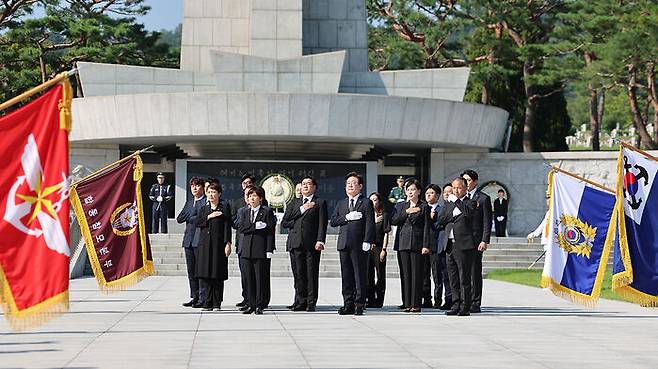 현충원 참배 마친 민주당 신임 지도부