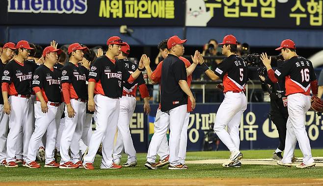 18일 오후 서울 송파구 잠실야구장에서 열린 KIA 타이거즈와 LG 트윈스의 경기에서 4대0 승리를 거둔 KIA 이범호 감독을 비롯한 코칭스테프들이 선수들과 하이파이브를 하고 있다. 뉴스1