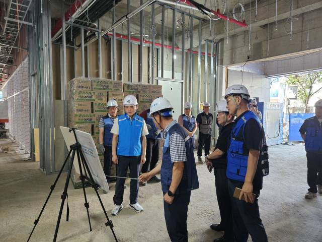 대전도시공사 정국영(왼쪽 두번째) 사장이 신탄진 ‘다가온’ 청년주택 건립공사현장을 찾아 공사현황을 보고 받고 있다. 사진제공=대전도시공사