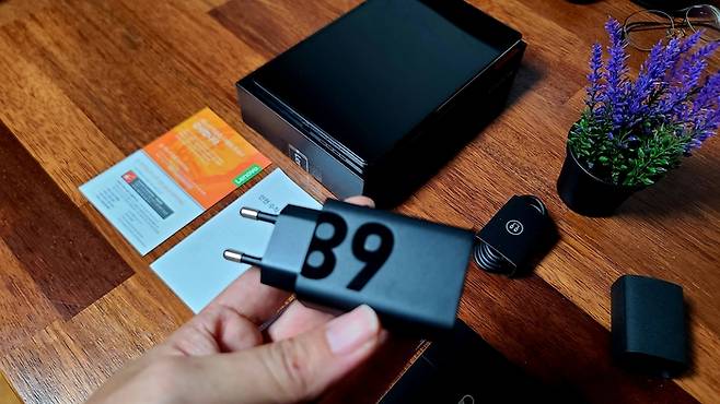 ‘레노버 리전탭 Y700 2세대’ 언박싱. 고속 충전 어댑터가 더해져 있다. 사진 | 손재철기자