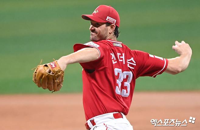 7일 오후 서울 구로구 고척스카이돔에서 열린 '2024 신한 SOL Bank KBO리그' SSG 랜더스와 키움 히어로즈의 경기, 1회말 SSG 선발투수 앤더슨이 공을 힘차게 던지고 있다. 엑스포츠뉴스 DB