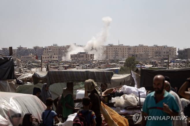 폭격에 연기 피어오르는 가자지구 (칸유니스 EPA=연합뉴스) 18일(현지시간) 가자지구 남부 칸유니스 인근에서 폭격 이후 연기가 피어오르고 있다. 2024.08.19