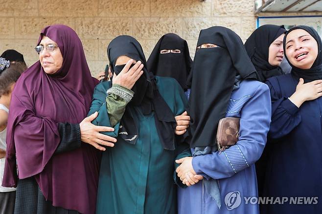 병원에서 슬퍼하는 팔레스타인 주민들 (데이르알발라 로이터=연합뉴스) 18일(현지시간) 가자지구 데이르 알발라의 알아크사 순교자 병원에서 팔레스타인 여성들이 공습에 사망한 이들을 애도하고 있다. 2024.08.19