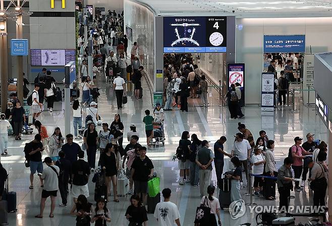 붐비는 인천공항 출국장 [연합뉴스 자료사진]