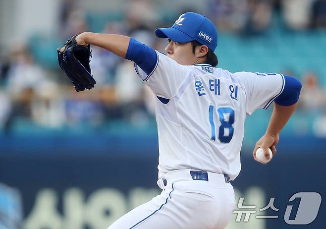 21일 오후 대구 삼성라이온즈파크에서 열린 프로야구 '2024 신한 SOL 뱅크 KBO리그' KT 위즈와 삼성 라이온즈의 경기, 1회초 삼성 선발 원태인이 역투하고 있다. 2024.5.21/뉴스1 ⓒ News1 공정식 기자