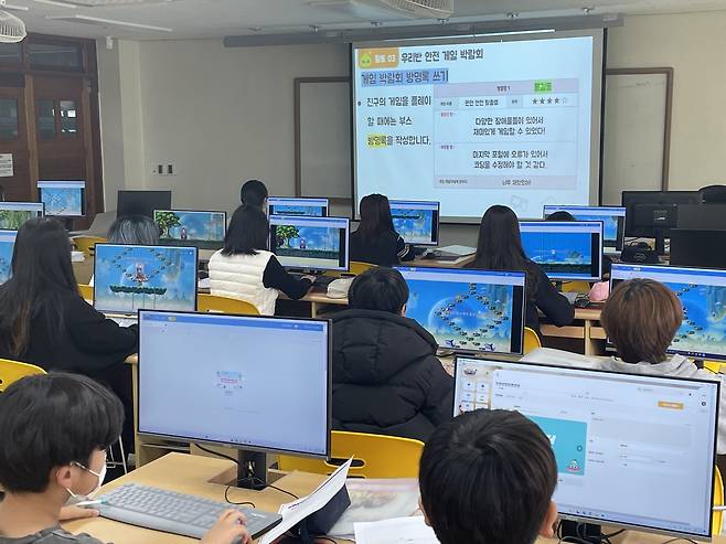 초등학교에서 시범 교육 중인 헬로메이플. (넥슨 제공)