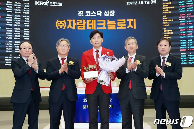 한국거래소 코스닥시장본부는 7일 오전 서울사옥 홍보관에서 5G 통신반도체 제조업체인 (주)자람테크놀로지의 코스닥시장 상장기념식을 개최했다. 참석자들이 상장 기념패 전달 후 기념촬영을 하고 있다. 왼쪽부터 강왕락 코스닥협회 부회장, 홍순욱 한국거래소 코스닥시장본부장, 백준현 (주)자람테크놀로지 대표이사, 황성엽 신영증권 대표이사, 유도석 한국IR협의회 상무. (한국거래소 제공) 2023..3.7/뉴스1