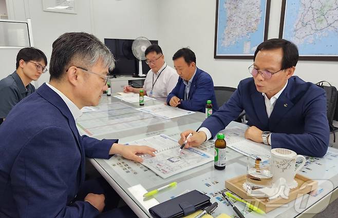 20일 조병옥 음성군수(오른쪽)가 국토부 관계자에게 지역 현안사업을 설명하고 있다. (음성군 제공) /뉴스1