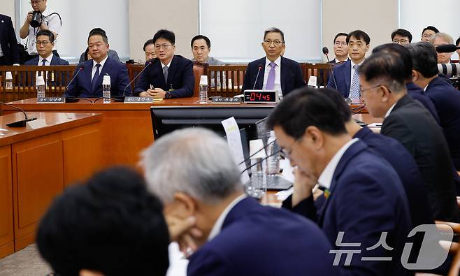 김찬수 대통령실 지방시대비서관실 행정관(전 영등포서장)이 20일 오전 서울 여의도 국회 행정안전위원회에서 열린 마약수사 외압 의혹 관련 청문회에서 의원 질의에 답하고 있다. 두번째줄 왼쪽 첫번째는 백해룡 경정(전 영등포서 형사과장). 2024.8.20/뉴스1 ⓒ News1 안은나 기자