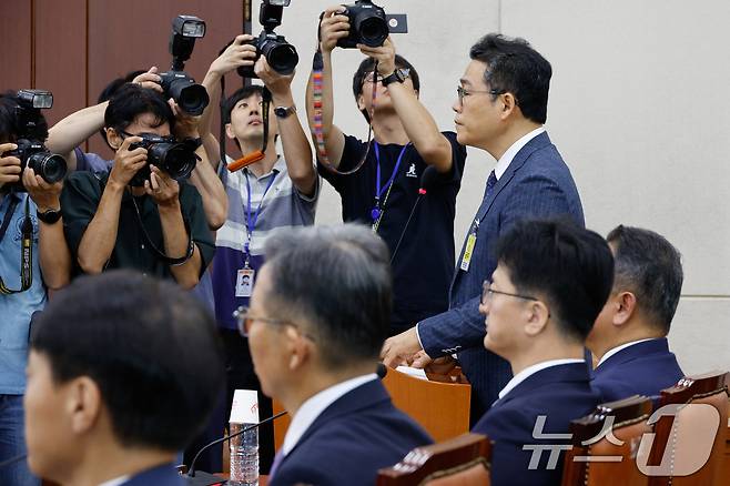 백해룡 경정(전 영등포서 형사과장)이 20일 오전 서울 여의도 국회 행정안전위원회에서 열린 마약수사 외압 의혹 관련 청문회에서 의원 질의에 답하고 있다. 왼쪽 세번째는 김찬수 대통령실 지방시대비서관실 행정관(전 영등포서장). 백 경정은 김 전 서장이 세관 마약 사건과 관련 "용산에서 심각하게 보고 있다＂며 수사에 압박을 가했다고 주장, 김 전 서장은 이와 같은 지시를 한적이 없다며 반박하고 있다. 2024.8.20/뉴스1 ⓒ News1 안은나 기자