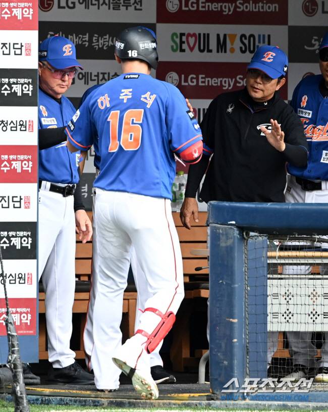 28일 잠실야구장에서 열린 한화와 LG의 경기, 2회초 한화 하주석이 재역전 솔로홈런을 치고 김경문 감독과 하이파이브를 하고 있다. 잠실=허상욱 기자 wook@sportschosun.com/2024.07.28/