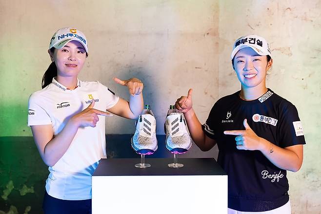 한국여자프로골프(KLPGA) 투어에서 활약하는 이가영(왼쪽)과 김수지가 아디다스골프의 코드케이오스25 출시 행사에 참가해 기념 포즈를 하고 있다. /아디다스골프