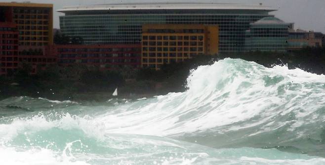 제9호 태풍 '종다리'가 제주를 향해 북상 중인 20일 오전 서귀포시 예래동 앞바다에 거센 파도가 일고 있다./뉴스1