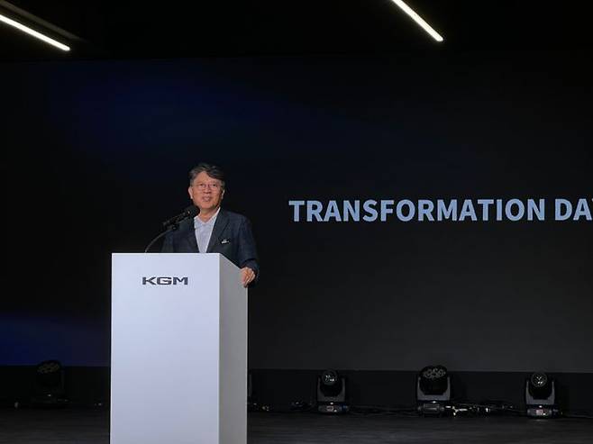 곽재선 KG모빌리티 회장이 20일 KGM 평택 본사에서 진행된 '트랜스포메이션 데이'에서 액티언 출시를 알리고 인사말을 하고 있다.ⓒ데일리안 편은지 기자