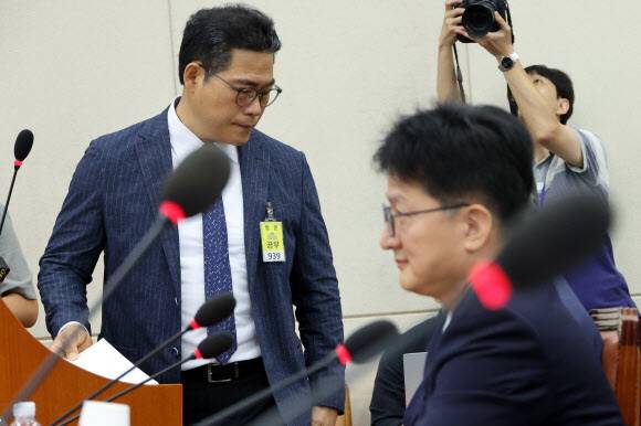 20일 국회 행정안전위원회에서 열린 ‘세관 마약 수사 외압’ 의혹 청문회에서 백해룡 경정(왼쪽)이 질문에 답한 뒤 자리로 돌아가고 있다. 오른쪽은 김찬수 총경(현 대통령실 지방시대비서관실 행정관). 연합뉴스