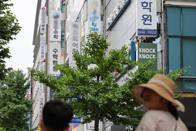 지난해 7월 2일 BC카드 신금융연구소에 따르면 학원 매출은 5년간 연평균 4.4%씩 늘어난 것으로 나타났다. 교육부와 통계청이 지난해 3월 2022년 사교육비 총액이 26조 원으로 역대 최대 규모를 기록한 것으로 나타났다. 사진은 서울 강남구 대치동 학원가 모습. 연합뉴스