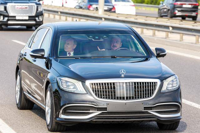 우크라이나가 러시아 본토를 향해 공격을 가하며 진격을 하고 있는 가운데, 19일 아제르바이잔을 국빈 방문 중인 블라디미르 푸틴 러시아 대통령이 일함 알리예프 아제르바이잔 대통령과 함께 차량을 타고 바쿠 시내를 이동하고 있다. 바쿠=타스 연합뉴스