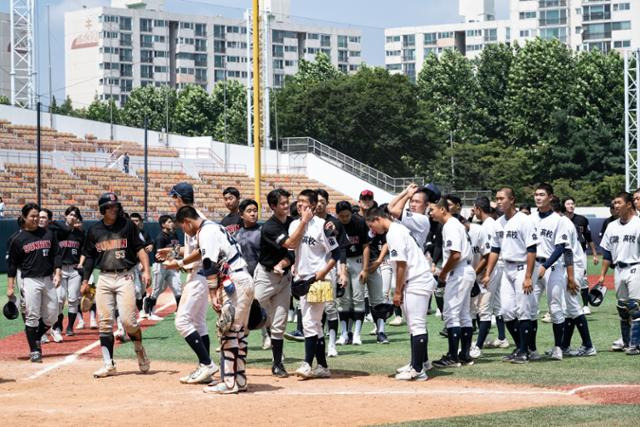 제52회 봉황대기 전국고교야구대회 32강전. 강릉고등학교와 선린인터넷고등학교가 맞붙은 20일 서울 양천구 목동종합운동장 야구장에서 강릉고와 선린인고 선수들이 경기 후 인사를 나누고 있다.