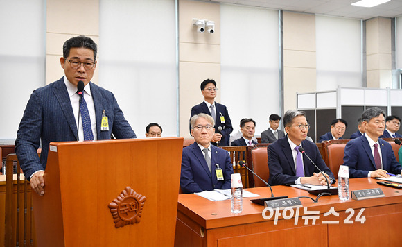 백해룡 강서경찰서 화곡지구대장(전 영등포서 형사과장)이 20일 서울 여의도 국회에서 열린 제417회 국회 임시회 제2차 행정안전위원회 마약수사 외압 의혹 관련 청문회에서 의원 질의에 답변하고 있다. [사진=곽영래 기자]