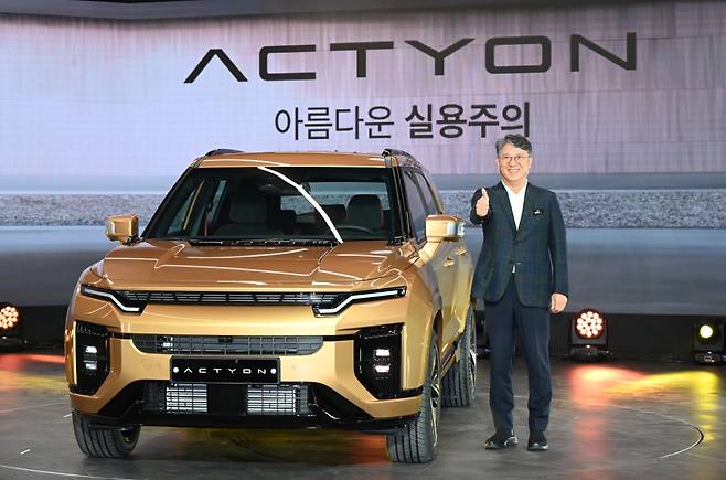 KG Mobility Chairman Kwak Jea-sun poses with the new sports utility vehicle Actyon during the launch ceremony at the automaker's Pyeongtaek headquarters in Gyeonggi Province, Tuesday. (KG Mobility)