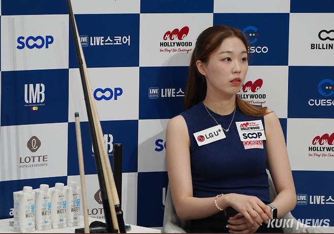 서서아(국내랭킹 1위)가 20일 서울 송파구 SOOP 잠실 비타 500 콜로세움에서 'SOOP 슈퍼리그 레이디스 나인볼’ 8강전에서 상대 선수의 샷을 지켜보고 있다.