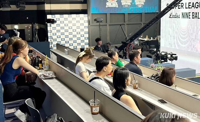 관중석에서 경기를 지켜보고 있는 한국 랭킹 1위 서서아(왼쪽). 이하린과 결승전을 펼친다. 사진=이영재 기자