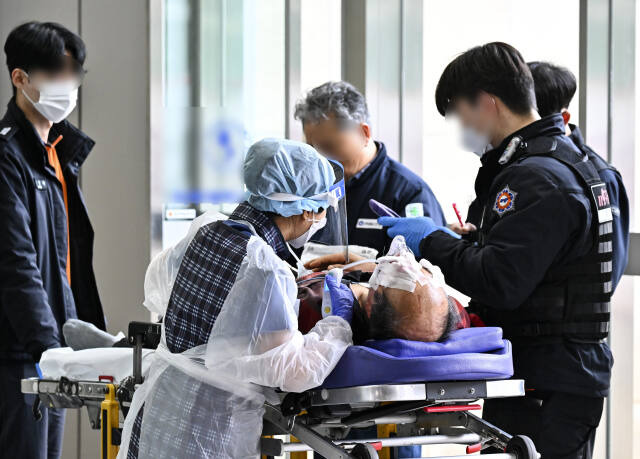 경기도내 한 대학병원에서 구급대원과 의료진이 구급차에 실려온 위급환자를 응급실로 들이고 있다. 경기일보DB