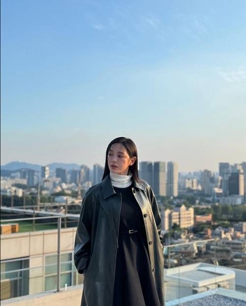 배우 김세정이 여전히 뜨거운 삼복더위 속에서도 겨울 패션을 선보이며 독보적인 스타일 감각을 뽐냈다. 사진=김세정 SNS