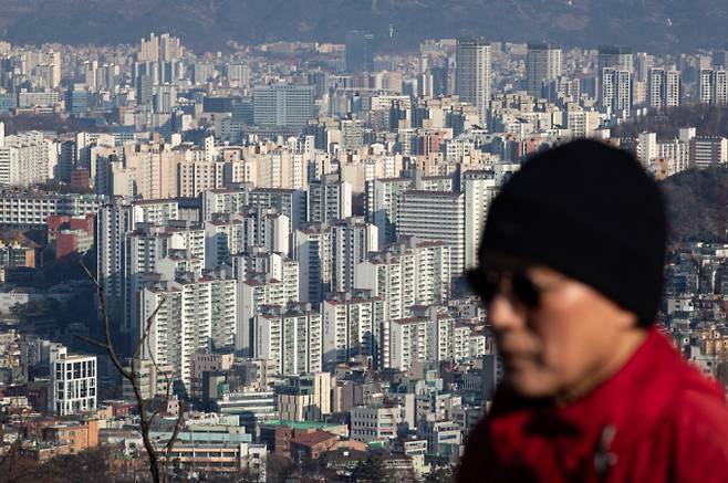 28일 서울 남산에서 시민들과 관광객들이 서울 도심을 조망하고 있다. /사진=뉴스1