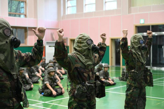 공군1미사일방어여단 장병들이 19일 ‘2024 을지 자유의 방패’와 연계한 ‘후반기 전투태세훈련’ 중 화생방 상황에 대비한 보호의·방독면 착용 훈련을 하고 있다. 국방일보 제공