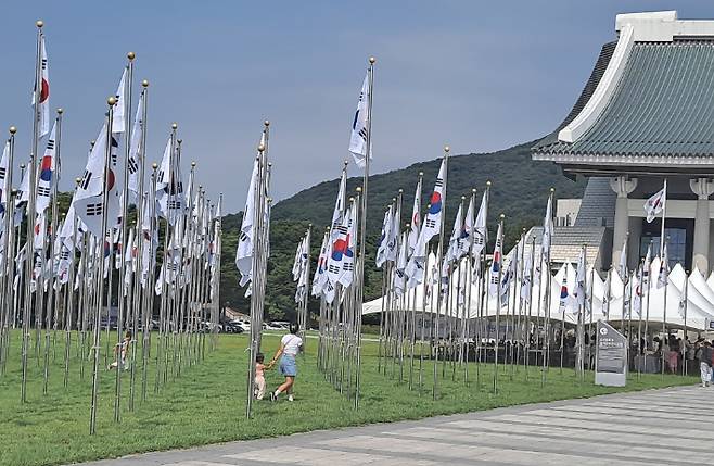 광복절인 15일 충남 천안시 독립기념관을 찾은 관람객들이 태극기 광장을 거닐고 있다. 연합뉴스