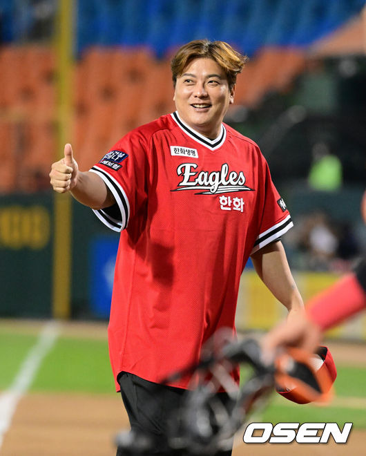 [OSEN=대전, 지형준 기자] 30일 오후 대전 한화생명이글스파크에서 '2022 신한은행 SOL KBO 리그' 한화 이글스와 롯데 자이언츠의 경기가 열렸다.경기에 앞서 KBO레전드 40인에 선정된 김태균이 시구 행사를 마치고 롯데 더그아웃을 향해 인사를 하고 있다. 2022.09.30 /jpnews@osen.co.kr