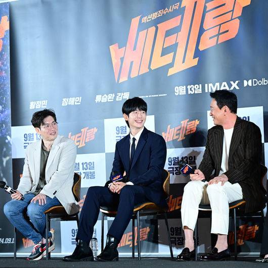 [OSEN=최규한 기자] 20일 오전 서울 용산 CGV에서 영화 ‘베테랑2’ (감독 류승완) 제작보고회가 열렸다.영화 '베테랑2'는 나쁜 놈은 끝까지 잡는 베테랑 서도철 형사(황정민)의 강력범죄수사대에 막내 형사 박선우(정해인)가 합류하면서 세상을 떠들썩하게 한 연쇄살인범을 쫓는 액션범죄수사극이다.류승완 감독, 배우 정해인, 황정민(왼쪽부터)이 사회자의 질문에 답하며 미소짓고 있다. 2024.08.20 / dreamer@osen.co.kr