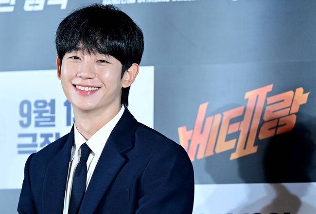 [OSEN=최규한 기자] 20일 오전 서울 용산 CGV에서 영화 ‘베테랑2’ (감독 류승완) 제작보고회가 열렸다.영화 '베테랑2'는 나쁜 놈은 끝까지 잡는 베테랑 서도철 형사(황정민)의 강력범죄수사대에 막내 형사 박선우(정해인)가 합류하면서 세상을 떠들썩하게 한 연쇄살인범을 쫓는 액션범죄수사극이다.배우 정해인이 미소짓고 있다. 2024.08.20 / dreamer@osen.co.kr