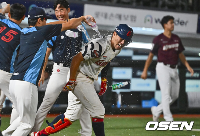 [OSEN=부산, 이석우 기자] 18일 부산 사직야구장에서 2024 신한 SOL 뱅크 KBO 리그 롯데 자이언츠와 키움 히어로즈의 경기가 열렸다.홈팀 롯데는 이민석이 선발 출전하고 키움은 김윤하가 선발 출전했다.롯데 자이언츠 전준우가 연장 10회말 끝내기 솔로 홈런을 치고 축하를 받고 있다. 2024.08.18 / foto0307@osen.co.kr