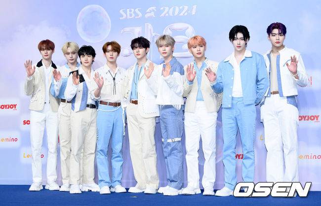 [OSEN=이대선 기자] 21일 오후 인천 영종도 인스파이어 아레나에서 ‘2024 SBS 가요대전 서머(2024 SBS 가요대전 Summer)’ 블루카펫 행사가 열렸다.‘2024 SBS 가요대전 Summer’는 잔나비를 비롯해 NCT 127, 온앤오프, Stray Kids, (여자)아이들, 투모로우바이투게더, 이영지, CRAVITY, WOOAH, STAYC, 엔하이픈, NMIXX, IVE, 르세라핌, 뉴진스, xikers, KISS OF LIFE, ZEROBASEONE, NCT WISH, 아일릿까지 총 20팀의 아티스트가 출연한다.그룹 제로베이스원이 블루카펫을 밟고 있다. 2024.07.21 /sunday@osen.co.kr