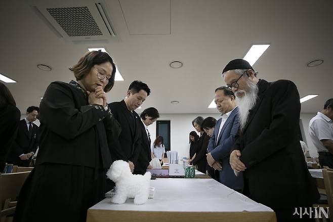 7월18일 이예람 공군 중사의 빈소가 차려진 경기 성남 국군수도병원 장례식장에서 이 중사를 기리는 ‘추모의 밤‘ 행사가 진행됐다. 이 중사의 어머니 박순정씨(왼쪽)와 아버지 이주완씨(오른쪽)가 반려견 예봉이를 닮은 인형과 함께 추모를 하고 있다. ⓒ시사IN 이명익