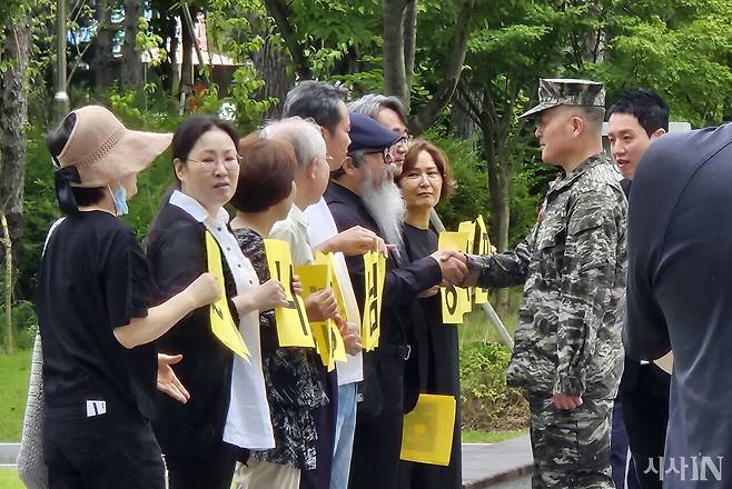 2023년 9월4일 이주완씨(왼쪽 악수하는 이)가 박정훈 대령(오른쪽)을 응원하기 위해 수원지방법원을 찾았다 ⓒ시사IN 이은기