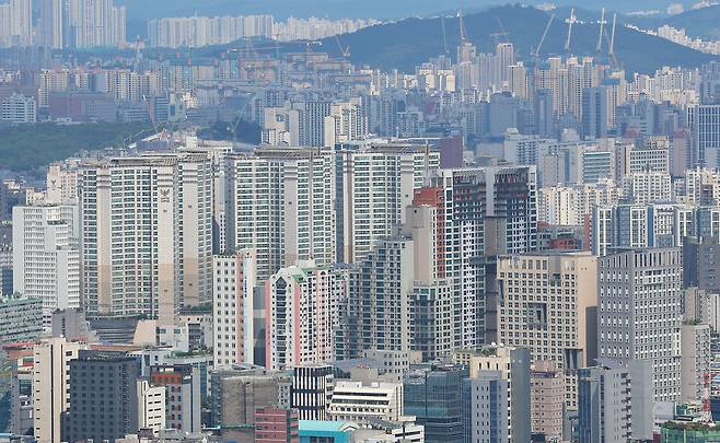 20일 부동산 리서치업체 리얼투데이가 한국부동산원 자료를 분석한 결과, 올해 상반기 수도권(서울·경기·인천) 아파트 매매는 총 10만3175건으로 집계됐다. ⓒ 연합뉴스