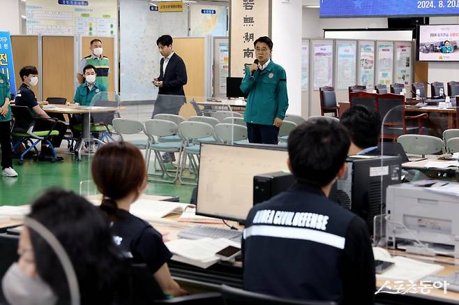 김태균 전남도의회 의장이 20일 오후 ‘2024 을지연습 종합상황실’을 방문해 근무자들을 격려하고 있다. 사진제공=전남도의회