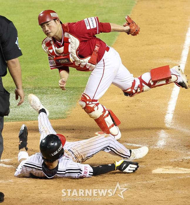 '2024 신한 SOL 뱅크 KBO리그' LG-SSG전이 20일 서울 잠실야구장에서 열렸다. 3회말 LG의 공격. 무사 1,3루에서 3루 주자 신민재(아래)가 문보경의 내야 땅볼이 병살타로 연결되는 틈을 타 홈으로 파고들었으나, SSG 포수 이지영의 태그에 걸리며 아웃되고 있다. SSG 의 삼중살 플레이. /사진=김진경 대기자