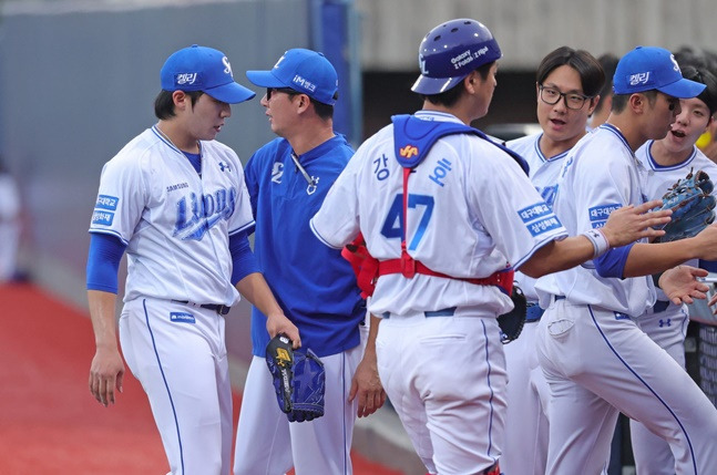 이닝을 마치고 더그아웃으로 향하는 원태인(왼쪽 끝). /사진=삼성 라이온즈 제공