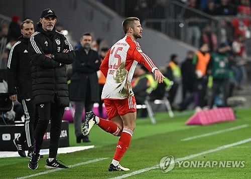 독일 매체 AZ는 19일(한국시간) 바이에른 뮌헨 수비수 에릭 다이어가 뱅상 콤파니 감독 밑에서 패배자가 됐다고 주장했다. 지난 시즌 후반기에 토마스 투헬 감독의 신임을 받으며 김민재를 밀어내고 주전 자리를 차지한 다이어는 콤파니 감독 공식 데뷔전에서 벤치를 지켰다. 연합뉴스