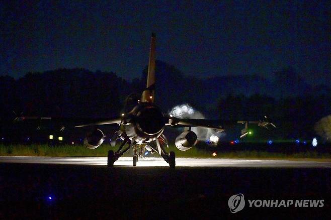 한미공군, 다영역 임무 수행을 위한 24시간 실비행 훈련 (서울=연합뉴스) 한미 공군이 지난 19일부터 오는 23일까지 양국 공군 5개 비행단이 참가한 가운데 다영역 임무 수행을 위한 24시간 실비행 훈련을 최초로 실시하고 있다고 20일 밝혔다. 사진은 공군 제20전투비행단 KF-16 전투기들이 훈련에 앞서 지상활주하고 있는 모습. 2024.8.20 [공군 제공. 재판매 및 DB 금지] photo@yna.co.kr