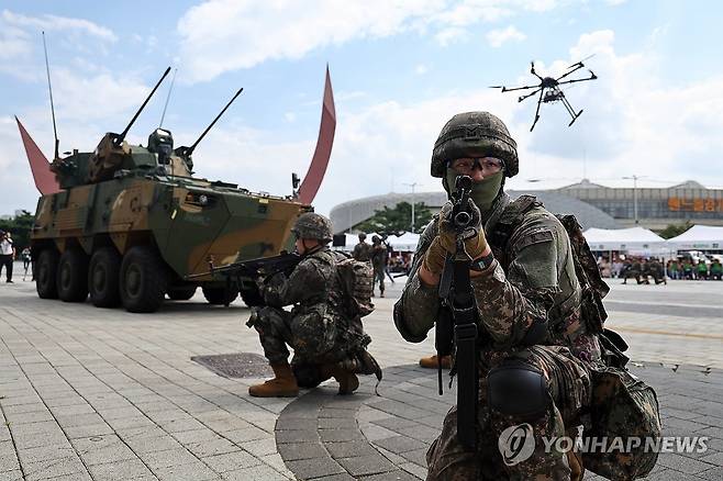 드론 무력화 작전 (서울=연합뉴스) 윤동진 기자 = 20일 서울 송파구 올림픽공원 KSPO DOME에서 열린 국가중요시설 합동 대테러훈련에서 드론 무력화 작전이 실시되고 있다. 2024.8.20 mon@yna.co.kr