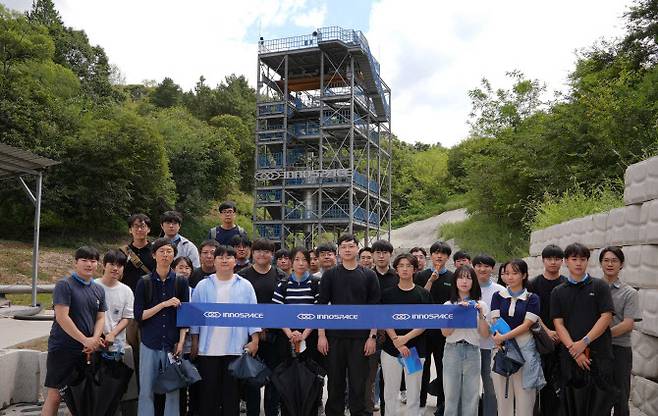 이노스페이스 금산지상연소시험장에서 우주 소재·부품·장비 전문인력양성사업 참여 대학원생들이 단체사진 촬영을 하고 있다.(사진=이노스페이스)